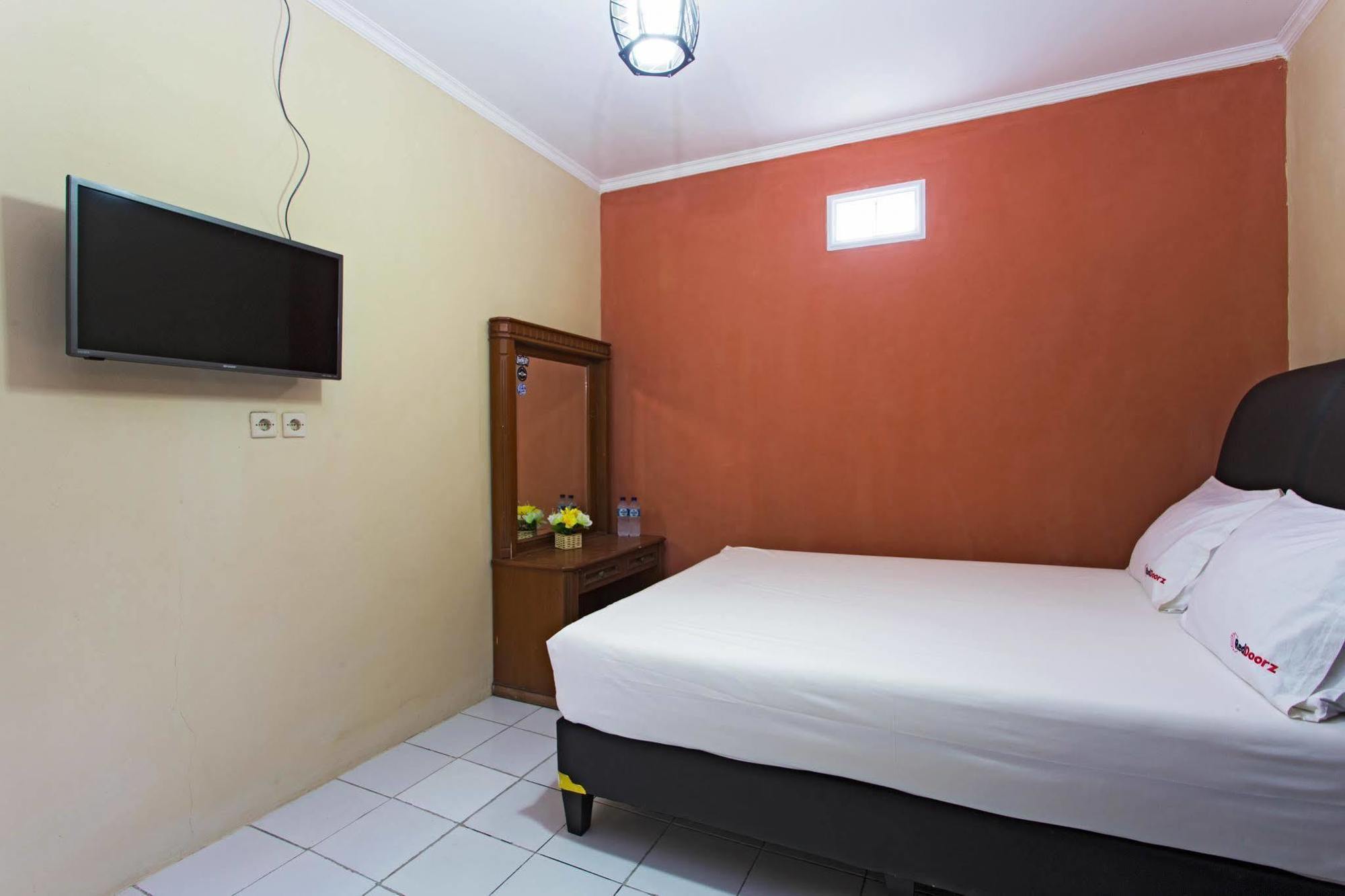 Reddoorz @ Pesanggrahan Mencil Zewnętrze zdjęcie
