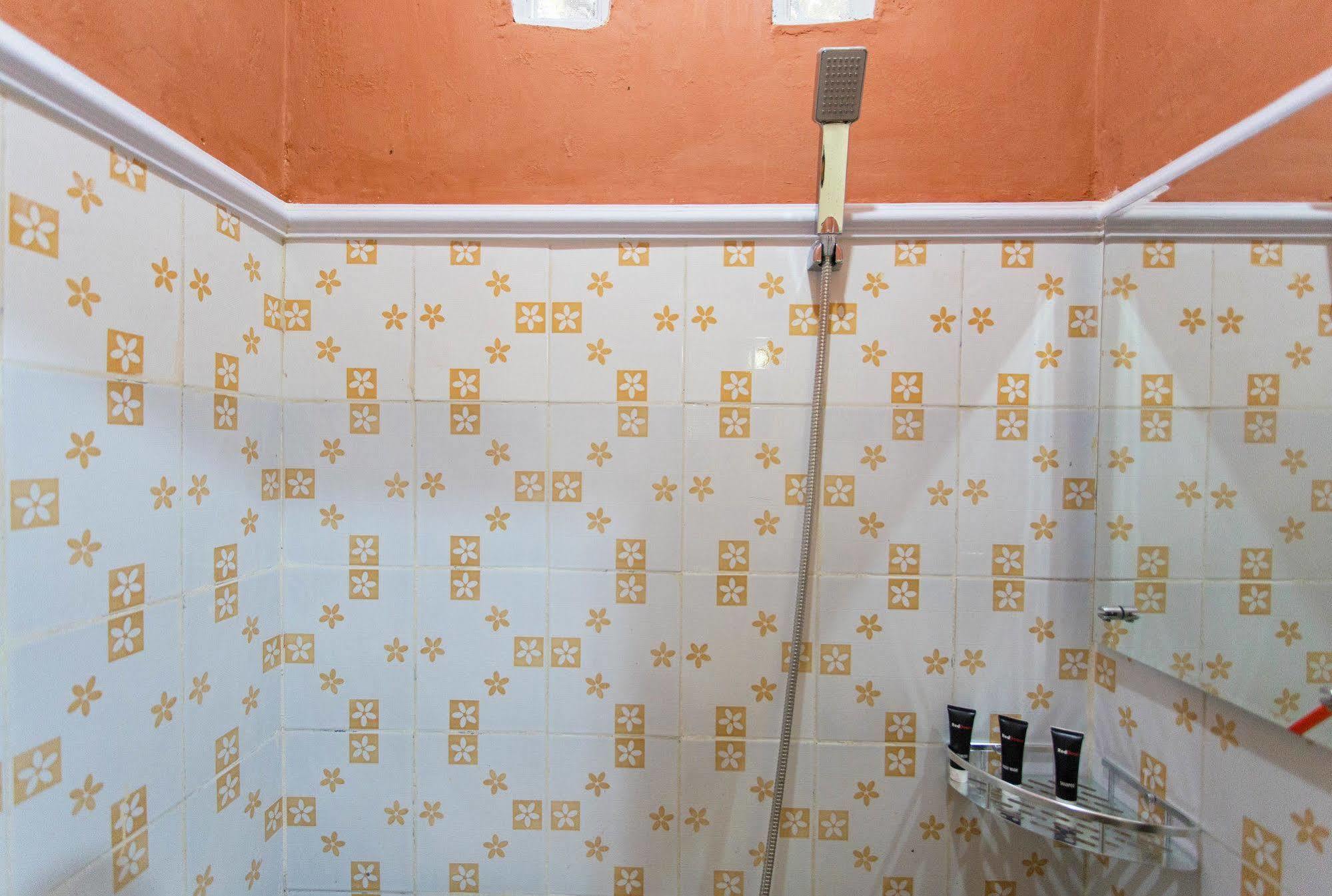 Reddoorz @ Pesanggrahan Mencil Zewnętrze zdjęcie