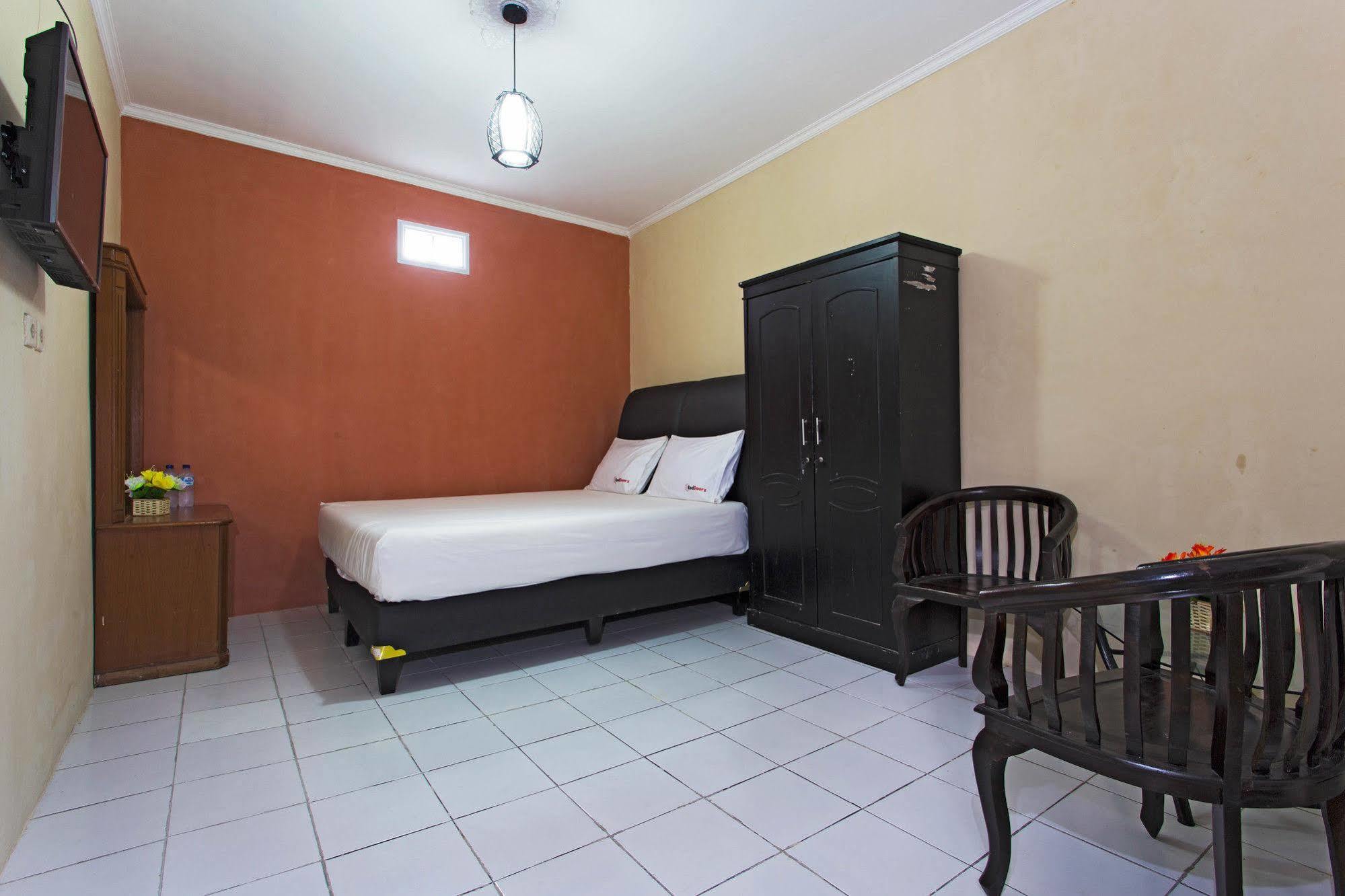Reddoorz @ Pesanggrahan Mencil Zewnętrze zdjęcie
